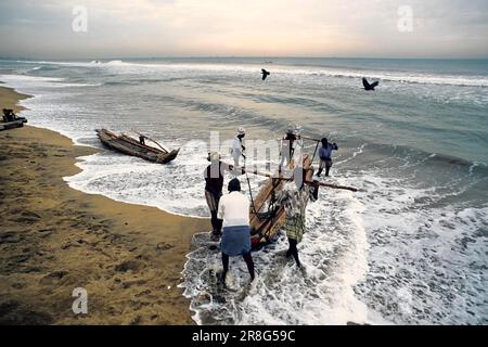 Fischer bei der Arbeit, Marina Beach, Bay of Bengal, Chennai, Tamil Nadu, Indien, Asien Stockfoto