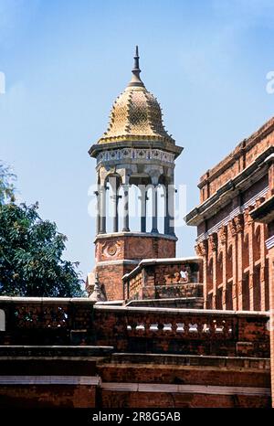 Außenansicht des Government Museum oder Madras Museum, das 1896 offiziell im Pantheon Complex in Chennai, Indien, Tamil Nadu, Asien eröffnet wurde. Historisches Gebäude Stockfoto