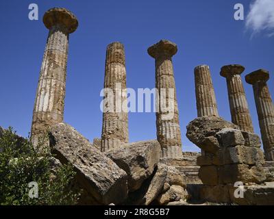 Malerischer Blick auf den Herakeltempel des archaischen Dorischen Ordens an der archäologischen Stätte Tal der Tempel in Agrigento Sizilien, Italien. Stockfoto