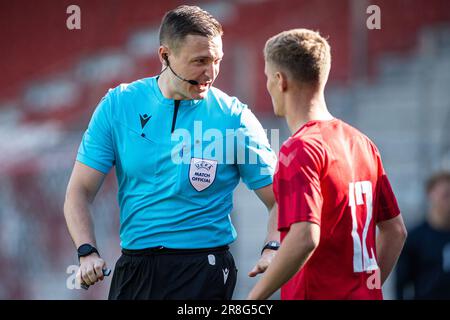 Vejle, Dänemark. 20. Juni 2023. Schiedsrichter Ante Culina beim Europameisterschaftsspiel U21 zwischen Dänemark und Wales im Vejle-Stadion in Vejle. (Foto: Gonzales Photo/Alamy Live News Stockfoto