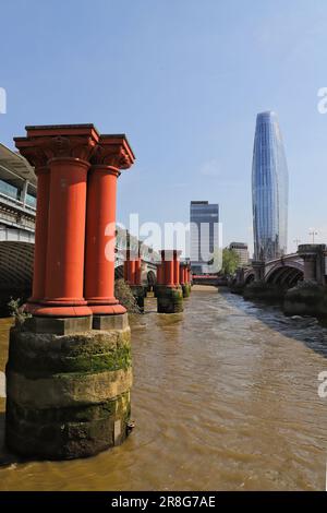 Ein Blackfriars-Turm und Überreste der alten Brücke über die Themse, London, UK, Juni 2023 Stockfoto