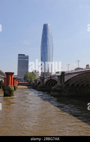 Ein Blackfriars-Turm und Überreste der alten Brücke über die Themse, London, UK, Juni 2023 Stockfoto