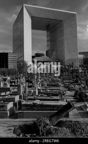 Frankreich, Paris, 23.03.1990, Satellitenstadt La Défense, der Triumphbogen, vom Friedhof aus gesehen Stockfoto