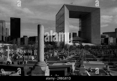 Frankreich, Paris, 23.03.1990, Satellitenstadt La Défense, der Triumphbogen, vom Friedhof aus gesehen Stockfoto