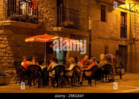 Abendunterhaltung vor dem Pilgerherberge in Torres del Rio, Navarra, Baskenland, Spanien Stockfoto