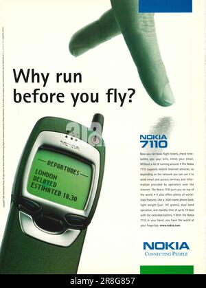 Nokia 7110-Handywerbung. Werbung von Nokia, die Menschen verbindet, in einem Magazin 1999. „Why Run Before You Fly“-Schriftzug. Stockfoto