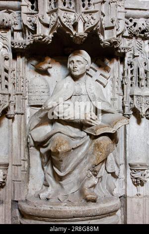 Skulptur eines Geistlichen in einer Nische der Burgos Kathedrale, Kastilien und Leon, Provinz Burgos, Spanien Stockfoto