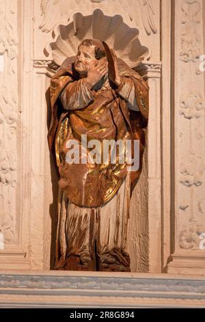 Skulptur eines Geistlichen in einer Nische der Burgos Kathedrale, Kastilien und Leon, Provinz Burgos, Spanien Stockfoto