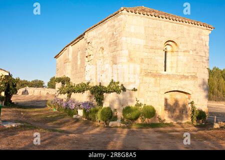 Das San Nicolas Pilgrims' Hostel befindet sich in einer ehemaligen Kirche des Malthesianerordens, romanische Architektur, San Nicolas de Puente Fitero Stockfoto