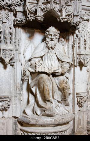 Skulptur eines Geistlichen in einer Nische der Burgos Kathedrale, Kastilien und Leon, Provinz Burgos, Spanien Stockfoto