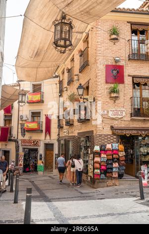 Toledo Shopping, Blick auf die Menschen, die in der Calle Cardenal Cisneros, einer beliebten Einkaufsstraße in der historischen Altstadt von Toledo, Spanien, spazieren gehen Stockfoto