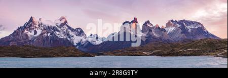 Panoramablick auf die bemerkenswerten Berggipfel des Bergmassivs im Torres del Paine Nationalpark im Morgenlicht, Patagonien, Chile, Süd Stockfoto