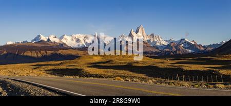 Bergpanorama an der Ruta 23 mit Bergkette Fitz Roy und Cerro Torre im Nationalpark Los Glaciares an der argentinisch-chilenischen Grenze, Pa Stockfoto