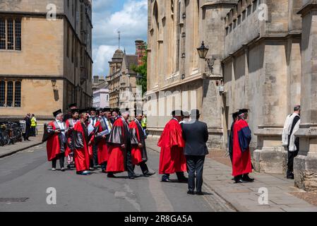 Oxford University, Oxford, Vereinigtes Königreich, 21. Juni 2023. Die Encenia Procession vom Sheldonian Theatre führt durch den Radcilffe Square und betritt das All Souls' College nach der Encenia Zeremonie, wo die Ehrengrade der Oxford University verliehen werden. Zu den 2023 Empfängern gehören (von links, von der linken Seite) Autor Val McDermid, BBC-Nachrichtenkorrespondentin Lise Doucet, Prof. Frances Arnold, Prof. Paul Gilroy, Prof. Sir Simon Schama, Prof. Stephen Furber (?) Und Prof. Malik Pieris. Encenia ist eine alte Zeremonie, die jeden Juni stattfindet. Kredit: Martin Anderson/Alamy Live News Stockfoto