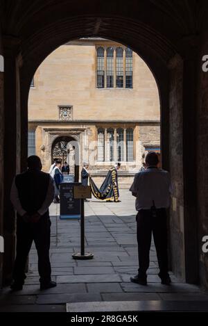 Oxford University, Oxford, Vereinigtes Königreich, 21. Juni 2023. Lord Chris Patten, Kanzler der Universität Oxford, leitet die Encenia Procession vom Sheldonian Theatre durch den alten Quad der Bodleian Library nach der Encenia Ceremony, bei der die Ehrengrade der Universität Oxford verliehen werden. Zu den 2023 Empfängern zählen Autor Val McDermid, BBC-Nachrichtenkorrespondentin Lise Doucet, Prof. Frances Arnold, Prof. Paul Gilroy, Prof. Sir Simon Schama, Prof. Stephen Furber, Michelle Bachelet und Prof. Malik Pieris. Encenia ist eine alte Zeremonie, die jeden Juni stattfindet. Kredit: Martin Anderson/Alamy Live News Stockfoto