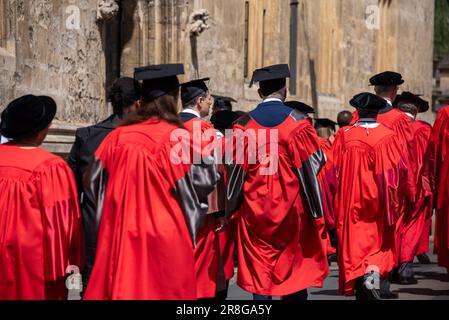 Oxford University, Oxford, Vereinigtes Königreich, 21. Juni 2023. Die Encenia-Prozession zum Sheldonian Theatre vor der Encenia-Zeremonie, bei der die Ehrengrade der Oxford University verliehen werden. Zu den 2023 Empfängern zählen Autor Val McDermid, BBC-Nachrichtenkorrespondentin Lise Doucet, Prof. Frances Arnold, Prof. Paul Gilroy, Prof. Sir Simon Schama, Prof. Stephen Furber, Michelle Bachelet und Prof. Malik Pieris. Encenia ist eine alte Zeremonie, die jeden Juni stattfindet. Kredit: Martin Anderson/Alamy Live News Stockfoto