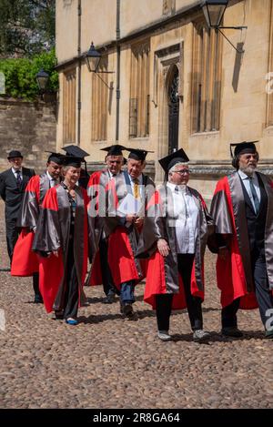 Oxford University, Oxford, Vereinigtes Königreich, 21. Juni 2023. Die Encenia-Prozession zum Sheldonian Theatre führt durch den Radcliffe Square vor der Encenia-Zeremonie, bei der die Ehrengrade der Oxford University verliehen werden. Zu den 2023 Empfängern gehören (von rechts) Prof. Paul Gilroy, Autor Val McDermid, Prof. Sir Simon Schama, Prof. Stephen Furber (?), Prof. Frances Arnold und Prof. Malik Pieris. Encenia ist eine alte Zeremonie, die jeden Juni stattfindet. Kredit: Martin Anderson/Alamy Live News Stockfoto