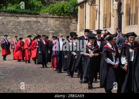 Oxford University, Oxford, Vereinigtes Königreich, 21. Juni 2023. Die Encenia-Prozession zum Sheldonian Theatre führt durch den Radcliffe Square vor der Encenia-Zeremonie, bei der die Ehrengrade der Oxford University verliehen werden. Zu den 2023 Empfängern gehören Prof. Paul Gilroy, Autor Val McDermid, Prof. Sir Simon Schama, Prof. Stephen Furber, Prof. Frances Arnold und Prof. Malik Pieris. Encenia ist eine alte Zeremonie, die jeden Juni stattfindet. Kredit: Martin Anderson/Alamy Live News Stockfoto