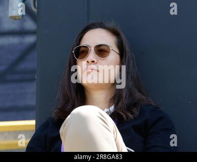 21. Juni 2023; Edgbaston Priory Club, Birmingham, England: Rothesay Classic Birmingham, 3. Tag; Anne Viensouk Keothavong MBE ehemaliger britischer Tennisspieler sieht auf dem Spielplatz zu. Credit: Action Plus Sports Images/Alamy Live News Stockfoto