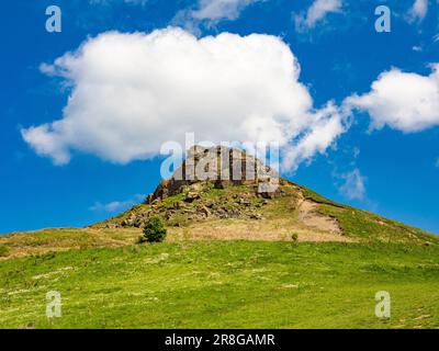 Die ikonische Form von Roseberry Topping mit Grasland im Vordergrund. Vor blauem Himmel gesehen. North Yorkshire. UK Stockfoto