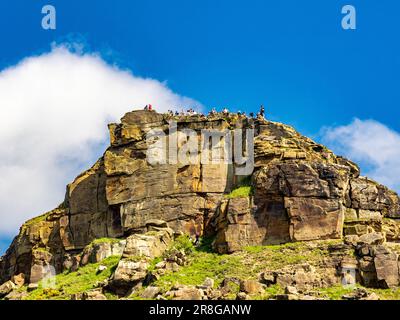 Besucher auf dem Gipfel des Roseberry Topping, einem berühmten Hügel, der auch als Yorkshire Matterhorn bezeichnet wird. Newton unter Roseberry, Großbritannien Stockfoto