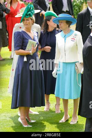Zara Tindall (links) und die Prinzessin Royal kommen am zweiten Tag des Royal Ascot an der Ascot Rennbahn in Berkshire an. Bilddatum: Mittwoch, 21. Juni 2023. Stockfoto