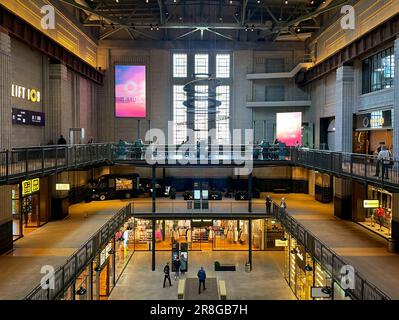 England, Vereinigtes Königreich, April 17. 2023, Blick auf die Art déco-Turbinenhalle A im Battersea Power Station, die Zugang zum Lift 109, einer Plattform auf dem, bietet Stockfoto