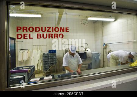 Making Butter, Caseificio Del Gottardo, Airolo, Kanton Ticino, Schweiz Stockfoto