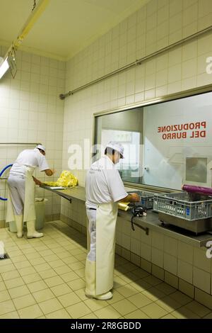 Making Butter, Caseificio Del Gottardo, Airolo, Kanton Ticino, Schweiz Stockfoto