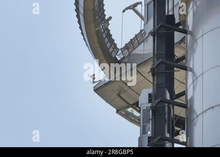 Überwachungskameras, die auf einem Pfosten angebracht sind, der an einem Metallbau eines Leuchtturms in Moncloa in Madrid befestigt ist Stockfoto