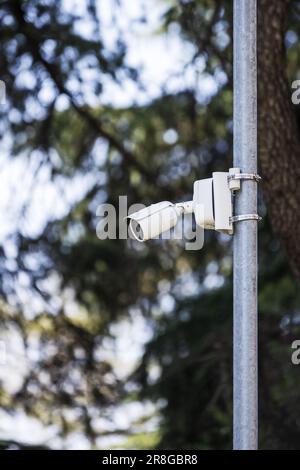 Eine Überwachungskamera, die an einem Metallmast befestigt ist Stockfoto