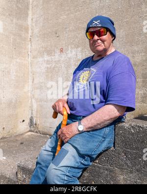 18. Juni 2023 Cullen, Moray, Schottland. Dies ist ein Einheimischer, Stephen Findlay, der den Cullen Pet Cemetary erschaffen hat, um die Sommersonne zu genießen. Stockfoto