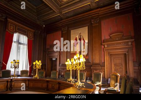 Brüssel, Belgien. 21. Juni 2023. Abbildung zeigt einen leeren Gerichtssaal im Justizpalast in Brüssel, Mittwoch, den 21. Juni 2023. BELGA FOTO HATIM KAGHAT Kredit: Belga News Agency/Alamy Live News Stockfoto