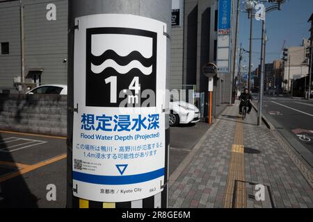 Kyoto, Japan. 7. März 2023. Ein von der Stadtregierung von Kyoto angebrachtes Schild zur Vorbereitung auf Hochwasserkatastrophen, das die Umgebung zeigt, kann bei einem Tsunami oder starken Regenfällen bis zu 1,4 Meter Sturmfluten ausgesetzt sein. (Kreditbild: © Taidgh Barron/ZUMA Press Wire) NUR REDAKTIONELLE VERWENDUNG! Nicht für den kommerziellen GEBRAUCH! Stockfoto