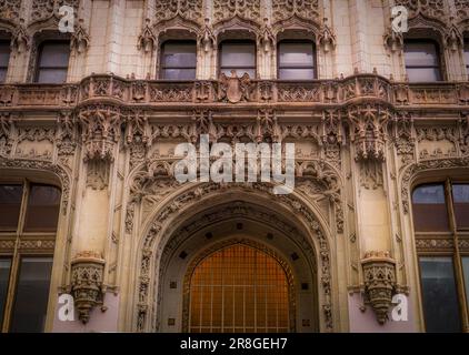 Die Fassade des Woolworth Building, einem historischen Wolkenkratzer im Herzen von Lower Manhattan. Das Gebäude wurde 1913 fertiggestellt und war einst das Gebäude Stockfoto