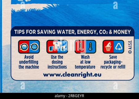 Tipps zum Sparen von Wasserenergie CO2 & Geld Informationen auf der Packung Persil Non Bio Schonend neben dem Waschpulver für empfindliche Haut Stockfoto