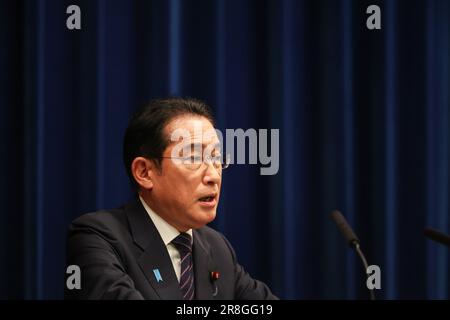 Tokio, Japan. 21. Juni 2023. Der japanische Ministerpräsident Fumio Kishida spricht auf einer Pressekonferenz am 21. Juni 2023 in Tokio, Japan. Die Unterstützung für Kishida und sein Kabinett ist bei mehreren Umfragen in der letzten Woche zurückgegangen, so Berichte der Agentur. (Credit Image: © POOL via ZUMA Press Wire) NUR REDAKTIONELLE VERWENDUNG! Nicht für den kommerziellen GEBRAUCH! Stockfoto