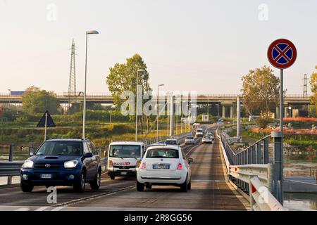 Brücke auf dem Po, Piacenza, Italien Stockfoto