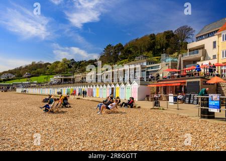 Farbenfrohe Strandhütten neben dem Kiesstrand am Lyme Regis an der Jurassic Coast, Dorset, England, Großbritannien Stockfoto