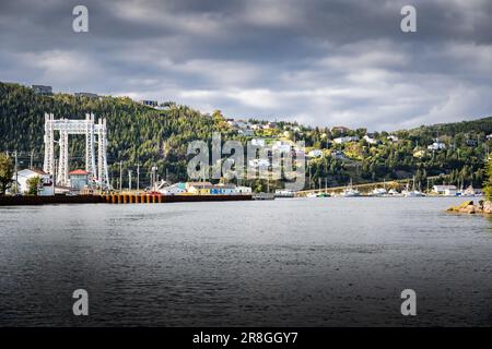 Blick auf die Stadt Placentia mit Blick auf die Häuser an der Ostküste und die Sir Ambrose Shea Lift Bridge in Neufundland, Kanada. Stockfoto