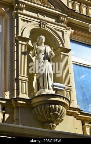 Fassade eines alten, wunderschönen historischen Apartmenthauses in Wiesbaden Stockfoto