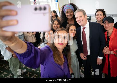 Der Labour-Führer Sir Keir Starmer trifft in seinem Büro im House of Commons in London Mitglieder der afghanischen Frauenfußballmannschaft und Fußballer von Comfort's Angels, einem Team aus internationalen Flüchtlingen. Die Veranstaltung ist Teil des Programms „Amnesty International Football Welcome“ während der Flüchtlingswoche. Damit soll der Beitrag von Spielern mit Flüchtlingshintergrund zum Fußball gefeiert werden. Bilddatum: Mittwoch, 21. Juni 2023. Stockfoto