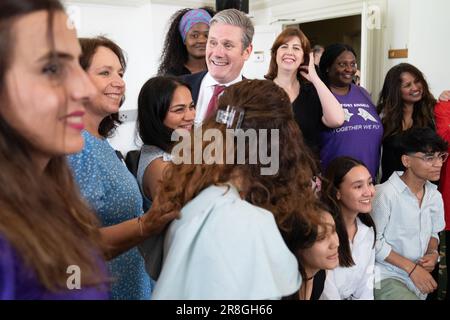 Der Labour-Führer Sir Keir Starmer trifft in seinem Büro im House of Commons in London Mitglieder der afghanischen Frauenfußballmannschaft und Fußballer von Comfort's Angels, einem Team aus internationalen Flüchtlingen. Die Veranstaltung ist Teil des Programms „Amnesty International Football Welcome“ während der Flüchtlingswoche. Damit soll der Beitrag von Spielern mit Flüchtlingshintergrund zum Fußball gefeiert werden. Bilddatum: Mittwoch, 21. Juni 2023. Stockfoto