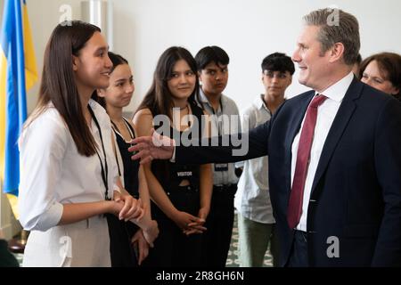 Der Labour-Führer Sir Keir Starmer trifft in seinem Büro im House of Commons in London Mitglieder der afghanischen Frauenfußballmannschaft und Fußballer von Comfort's Angels, einem Team aus internationalen Flüchtlingen. Die Veranstaltung ist Teil des Programms „Amnesty International Football Welcome“ während der Flüchtlingswoche. Damit soll der Beitrag von Spielern mit Flüchtlingshintergrund zum Fußball gefeiert werden. Bilddatum: Mittwoch, 21. Juni 2023. Stockfoto