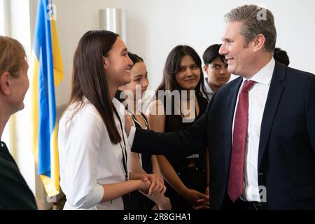 Der Labour-Führer Sir Keir Starmer trifft in seinem Büro im House of Commons in London Mitglieder der afghanischen Frauenfußballmannschaft und Fußballer von Comfort's Angels, einem Team aus internationalen Flüchtlingen. Die Veranstaltung ist Teil des Programms „Amnesty International Football Welcome“ während der Flüchtlingswoche. Damit soll der Beitrag von Spielern mit Flüchtlingshintergrund zum Fußball gefeiert werden. Bilddatum: Mittwoch, 21. Juni 2023. Stockfoto