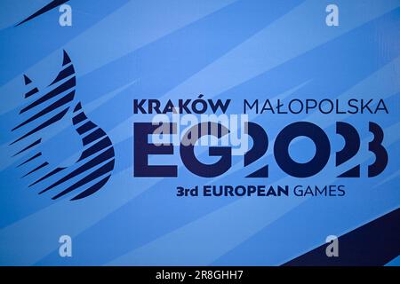 Das Bild zeigt das Logo der Europaspiele 3. beim ersten Padel-Spiel der Europaspiele in Krakau, Polen, Mittwoch, 21. Juni 2023. Die Europaspiele 3., informell bekannt als Krakau-Malopolska 2023, sind eine geplante internationale Sportveranstaltung, die vom 21. Juni bis 02. Juli 2023 in Krakau und Malopolska, Polen, stattfindet. BELGA FOTO LAURIE DIEFFEMBACQ Stockfoto