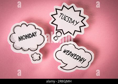 MONTAG, DIENSTAG, MITTWOCH. Sprechblasen mit Text auf pinkfarbenem Hintergrund. Stockfoto