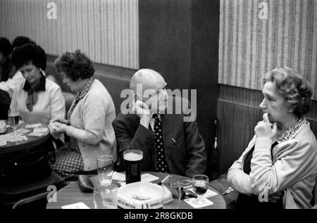 Gelangweiltes Paar 1980er GB. Coventry Working Mens Club, Samstagabend Bingo Abendunterhaltung. Ein älteres Paar hat nur andere Dinge im Kopf. Coventry, England, ca. 1981,80s HOMER SYKES Stockfoto