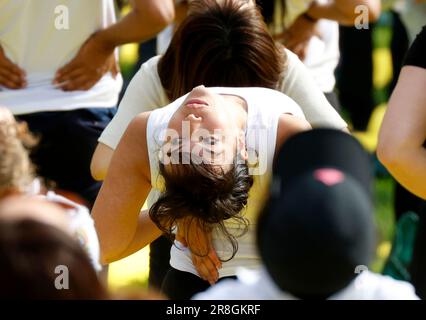 New York, Usa. 21. Juni 2023. Premierminister Indiens S.E. Shri Narendra Modi leitet am Mittwoch, den 21. Juni 2022, eine 9. Feier des Internationalen Yoga-Tages auf dem Nordrasen des Hauptquartiers der Vereinten Nationen in New York City. Foto: John Angelillo/UPI Credit: UPI/Alamy Live News Stockfoto