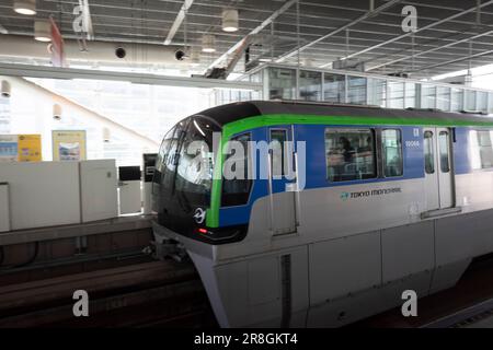 Tokio, Japan. 22. März 2023. Pendler, Touristen und Fluggäste fahren gleichermaßen mit der Tokyo Monorail vom Flughafen Haneda nach HamamatsuchÅ. Die Tokyo Monorail (æ±ä°¬ãƒ¢ãƒŽãƒ¬ãƒ¼ãƒ«) ist eine 17,8 Kilometer lange 11,1 Monorail-Linie mit gespreiztem Balken in Tokio, Japan. Es handelt sich um eine Flughafenbahnverbindung, die den internationalen Flughafen Tokio mit den Bezirken ÅŒta, Shinagawa und Minato verbindet. Die Strecke verfügt über 11 Stationen und wird mit einer Durchschnittsgeschwindigkeit von 45 km/h (28 mph) betrieben. Die Tokyo Monorail ist eine beliebte Art, zum und vom Flughafen Haneda zu gelangen, und bietet einen atemberaubenden Blick auf die Stadt. Die Linie ist vollständig autom Stockfoto